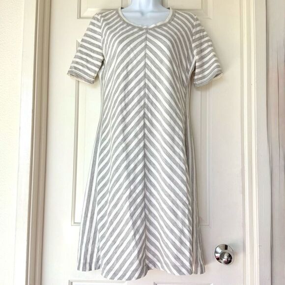 T by Talbots Gray and White Chevron Striped Short Sleeve Shift Dress - Picture 1 of 9
